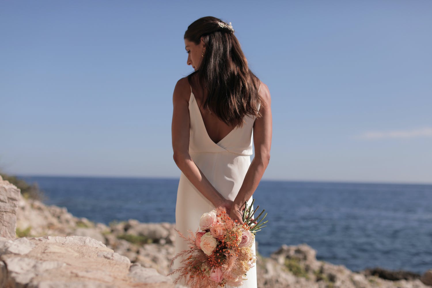 Une femme en robe de mariée