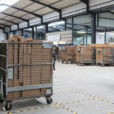 Des chariots de colis dans un entrepôt logistique