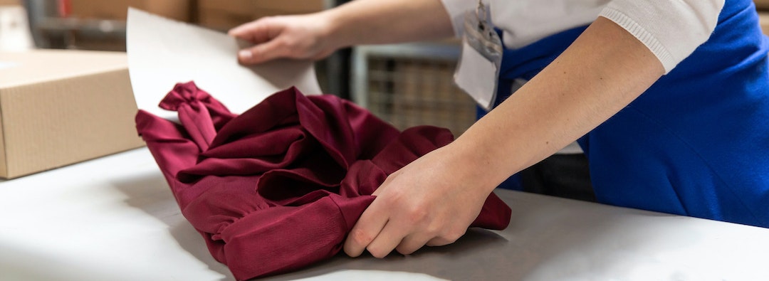 Une opératrice préparant une commande textile