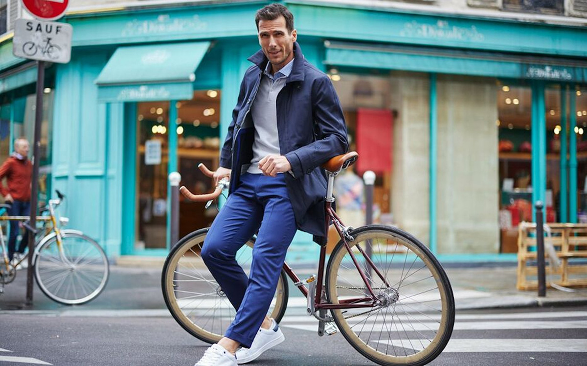 Homme avec un vélo et des vêtements techniques