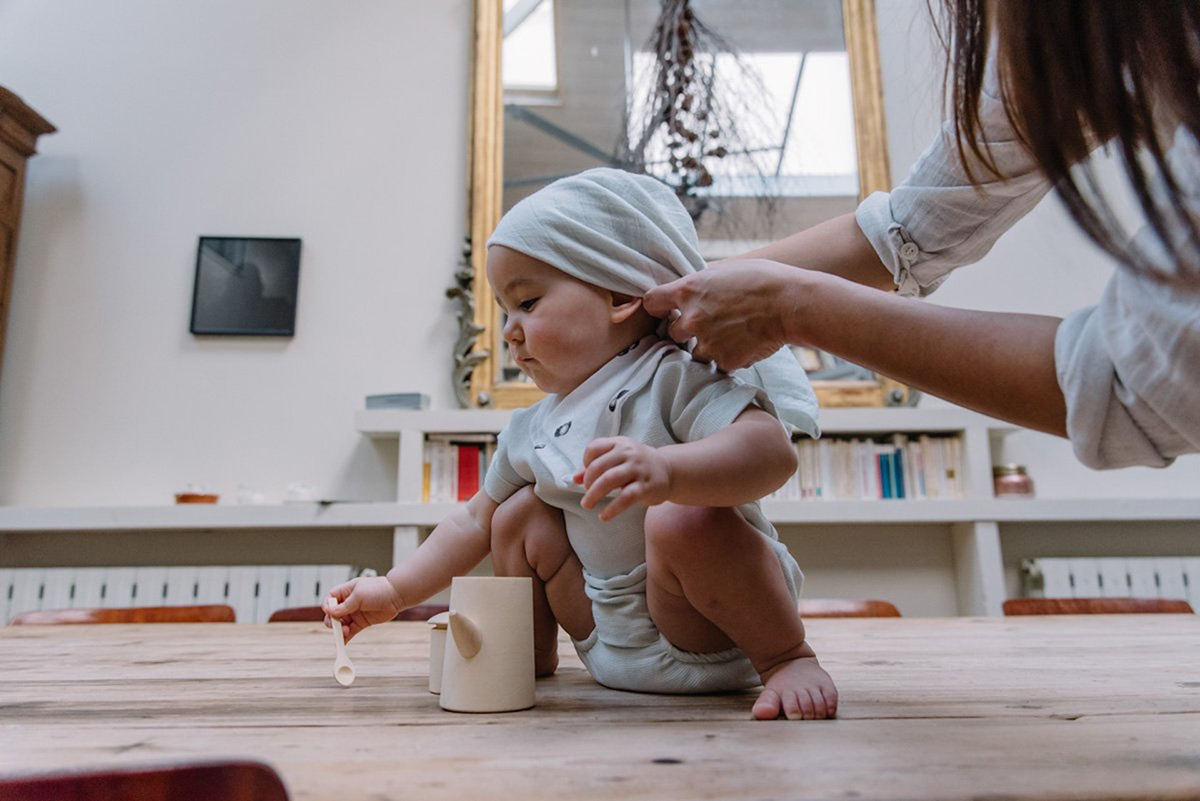 Un enfant avec un bonnet