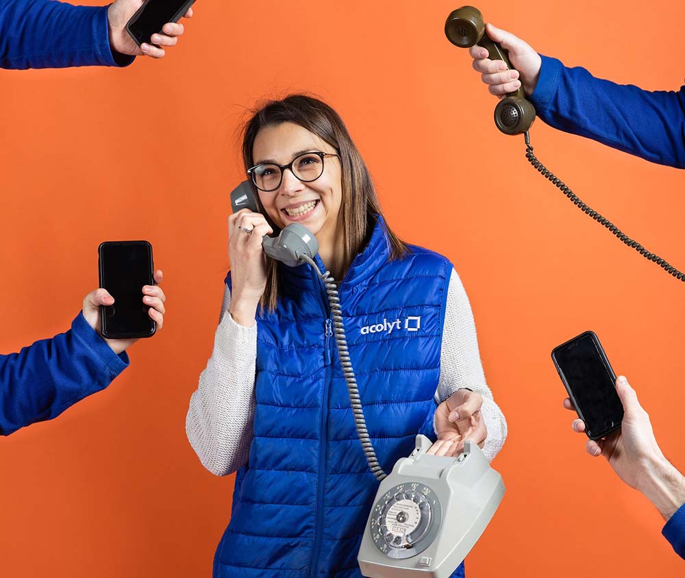 Opératrice logistique au téléphone