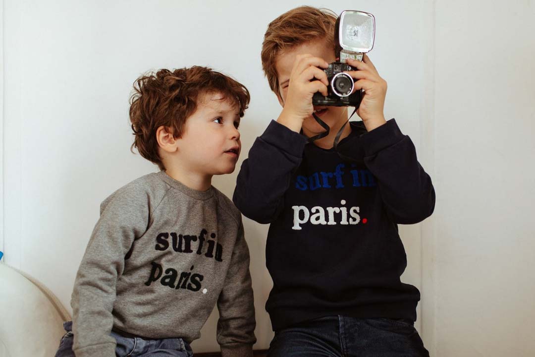 Des enfants qui prennent une photo