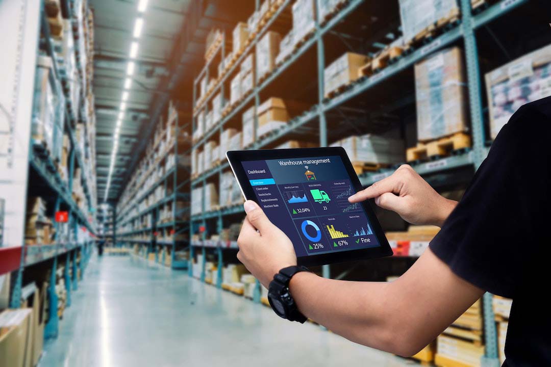 Utilisation d'un WMS (Warehouse Management System) dans un entrepôt logistique