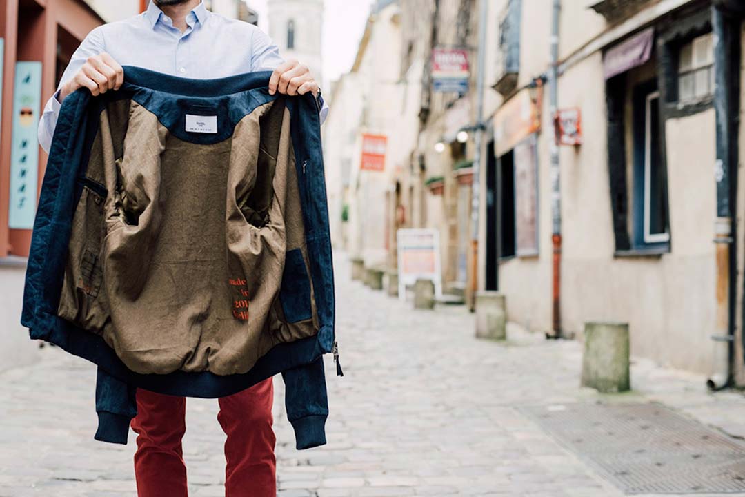 Un hommes présentant une veste