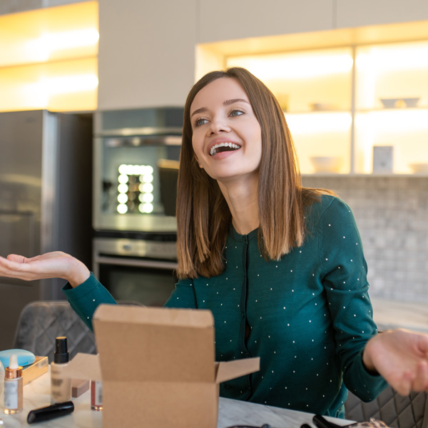 Une femme ouvrant un colis cosmétique