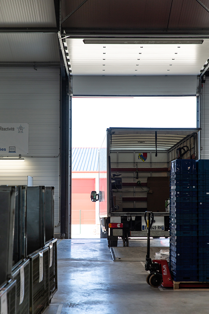 Camion déchargeant de la marchandise dans l'entrepôt