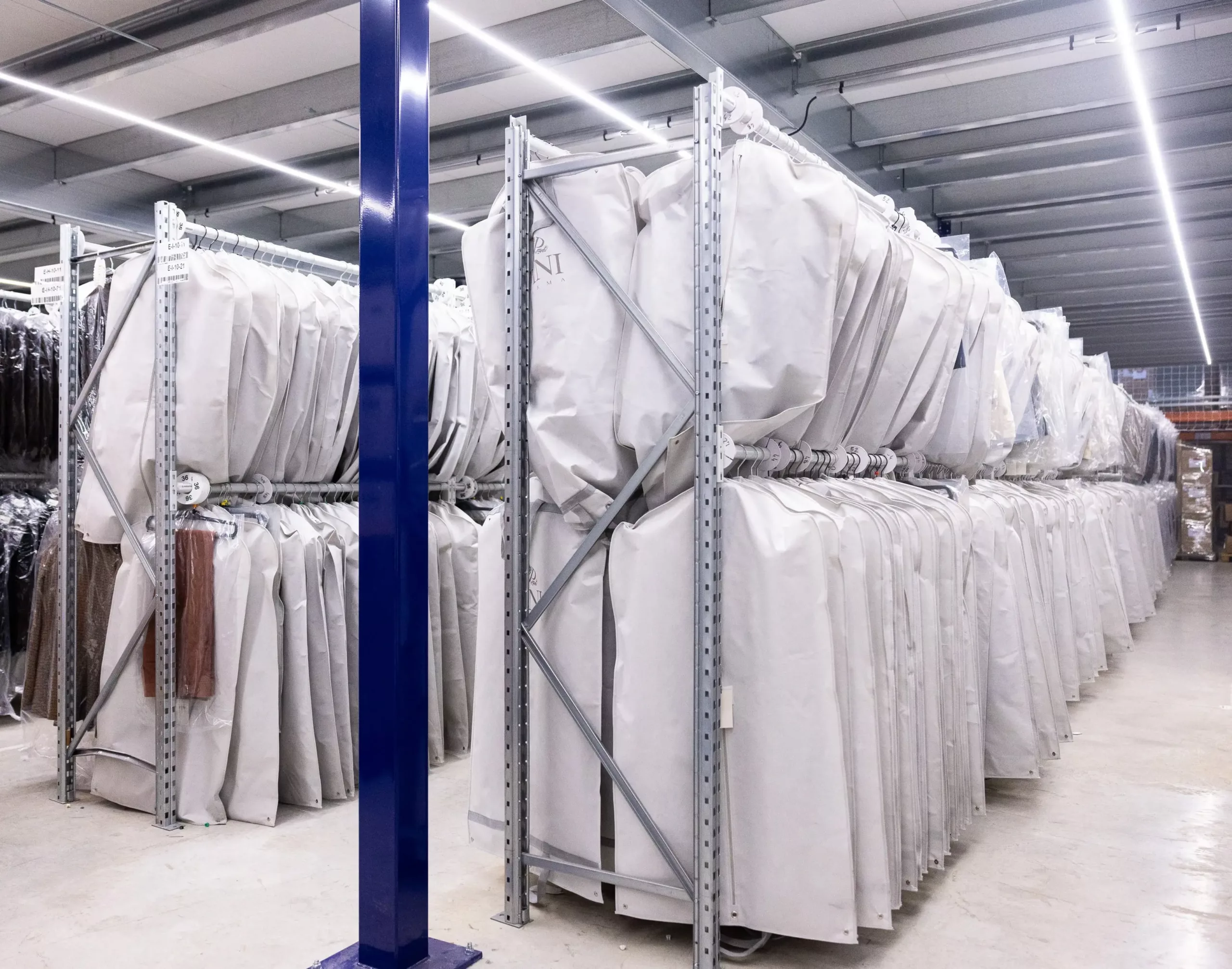 Un opérateur décharge un colis en scannant l'étiquette